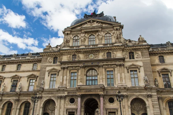 PARIGI - 7 GIUGNO: edificio del Louvre il 7 giugno 2012 al Museo del Louvre — Foto Stock