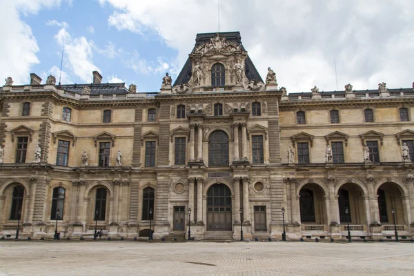 PARIS - JUNHO 7: Edifício do Louvre em 7 de junho de 2012 no Museu do Louvre — Fotografia de Stock