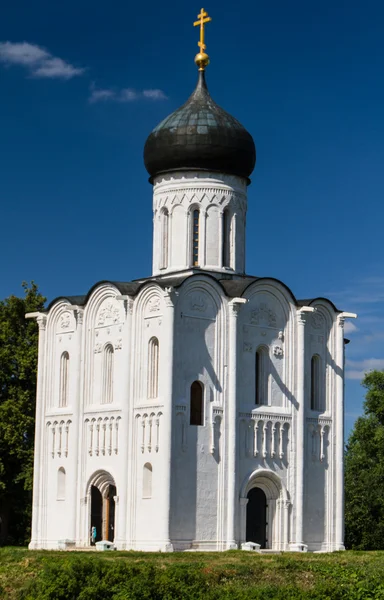 Kerk van de voorbede op de rivier nerl — Stockfoto