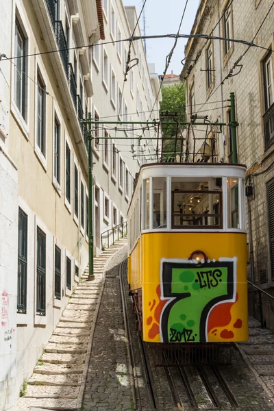 LISBOA, PORTUGAL - 25 de junio: Tranvías tradicionales amarillos y rojos abajo — Foto de Stock