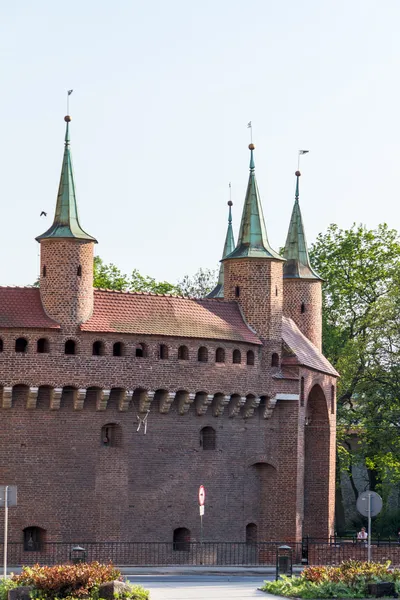 Egy kapu, Krakkó - a legjobb állapotban fennmaradt barbican Európában, Lengyelország — Stock Fotó