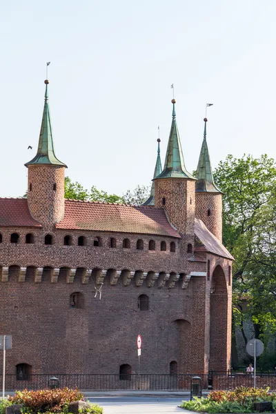 Una puerta a Cracovia - la barbacana mejor conservada de Europa, Polonia — Foto de Stock