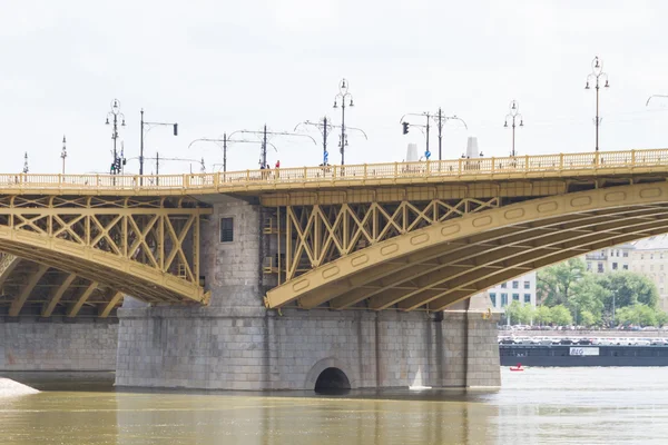 Festői kilátás nyílik a nemrégiben felújított margit híd-Budapest. — Stock Fotó