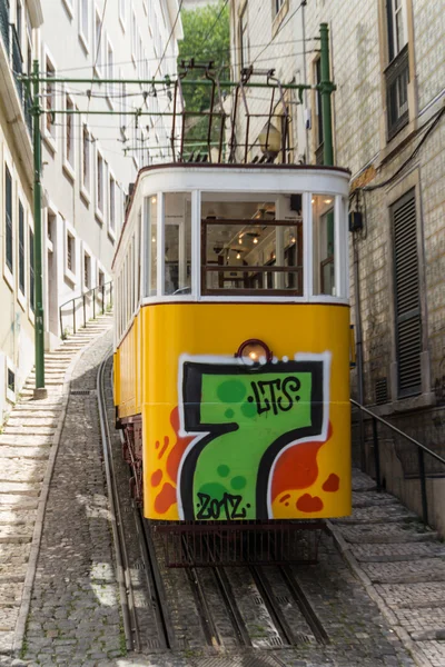 LISBOA, PORTUGAL - 25 de junio: Tranvías tradicionales amarillos y rojos abajo — Foto de Stock