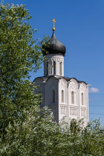 Kirche der Fürbitte am Fluss Nerl — Stockfoto