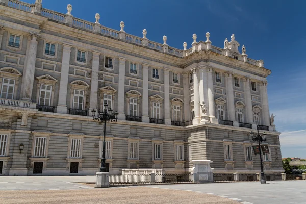 Koninklijk Paleis in madrid Spanje - het platform achtergrond — Stockfoto