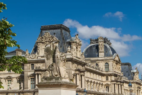 PARIS - JUNE 7: Louvre building on June 7, 2012 in Louvre Museum — Stock Photo, Image