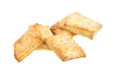 Beyaz arka planda izole edilmiş tatlı kurabiyeler.