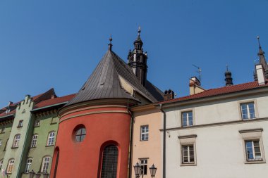 Krakow eski kasaba küçük kare üzerinde binalar