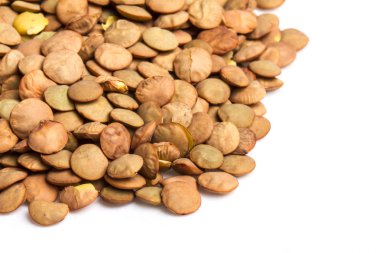 Beyaz arkaplanda izole edilmiş mercimek