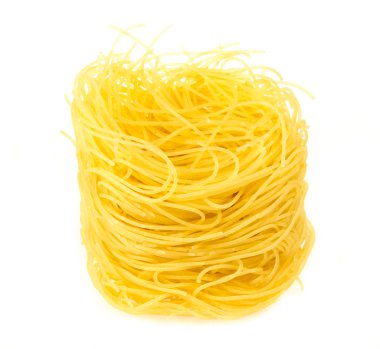 tagliatelle İtalyan makarna üzerine beyaz izole bir kısmı