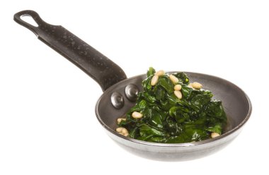 Kavrulmuş tavada haşlanmış ıspanak.