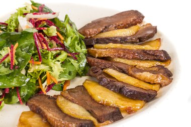 ördek fileto, truffle yağı ile terbiyeli patates püresi incir ve