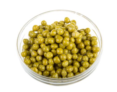 arka plan beyaz bir kase içinde izole, yeşil bezelye