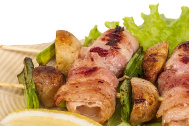 pastırma ızgara tarak mantar ve pastırma ile sarılmış