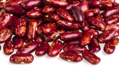 beyaz zemin üzerine barbunya fasulyesi