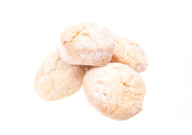 Beyaz arka planda izole edilmiş tatlı kurabiyeler.