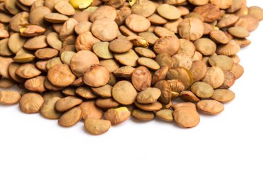 Beyaz arkaplanda izole edilmiş mercimek