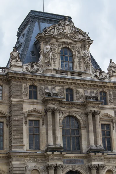 PARÍS - 7 DE JUNIO: Edificio del Louvre el 7 de junio de 2012 en el Museo del Louvre — Foto de Stock