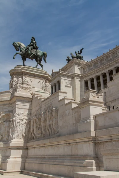 Victor Emmanuel II közelében Vittoriano lovas emlékmű nap — Stock Fotó