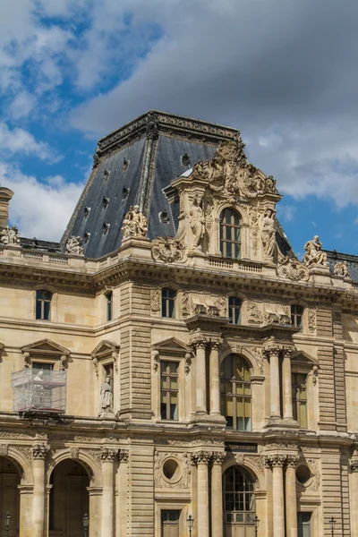 PARÍS - 7 DE JUNIO: Edificio del Louvre el 7 de junio de 2012 en el Museo del Louvre — Foto de Stock