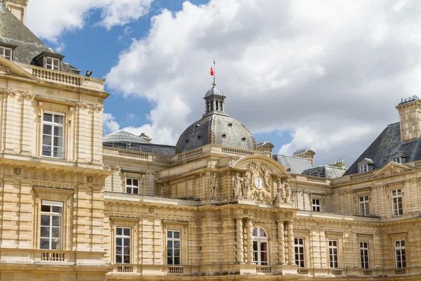 Fachada del Palacio de Luxemburgo (Palacio de Luxemburgo) en París , — Foto de Stock