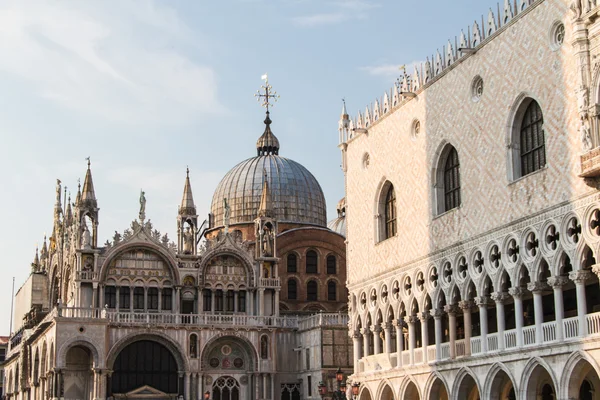 Heiliger kennzeichnet Basilika, Kathedrale, Kirchenstatuen Mosaiken Details Dogenpalast Venedig Italien — Stockfoto