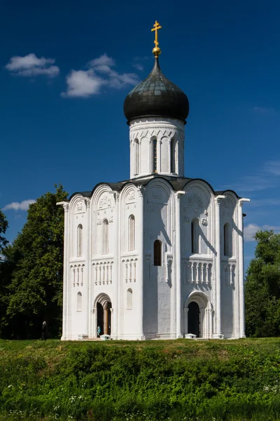 Kyrka förbön på nerl floden — Stockfoto