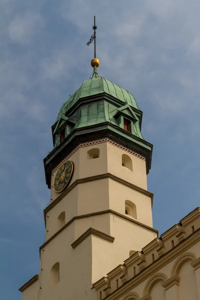 A Câmara Municipal do século XV em meio à praça central Plac Wolnica de Kazimierz — Fotografia de Stock