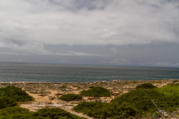 Strand aan de kust van de Atlantische Oceaan in stormachtige weer in de buurt van Lissabon, por — Stockfoto