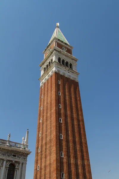 St Mark 's Campanile - Campanile di San Marco italiaksi, bel — kuvapankkivalokuva