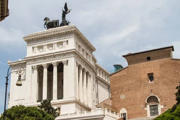 Monumento equestre a Victor Emmanuel II perto de Vittoriano durante o dia — Fotografia de Stock