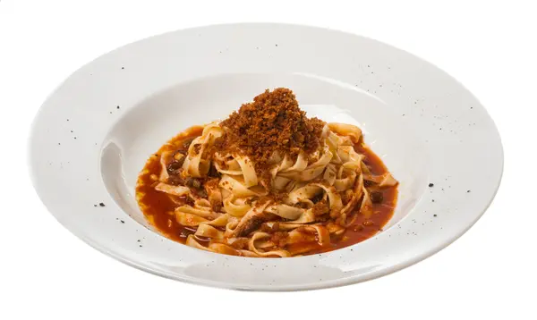 Massa com molho de tomate manjericão e parmesão ralado — Fotografia de Stock