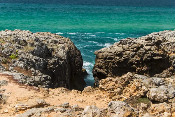Las olas peleando por la desierta costa rocosa del océano Atlántico , — Foto de Stock