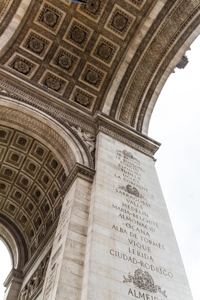 Pohled na oblouku triumf kolotoč a tuileries zahrady, Paříž, fr — Stock fotografie