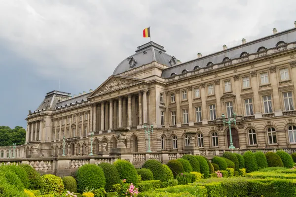 Tarihi merkezinde place des palais Royal palace görünümünden — Stok fotoğraf