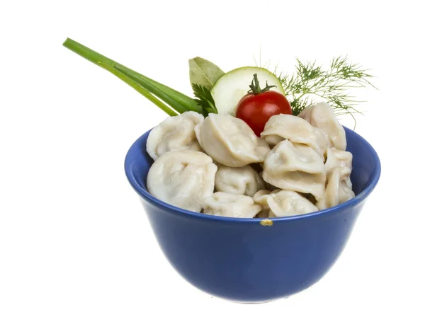 Skål med traditionell rysk maträtt - pelmeni — Stockfoto