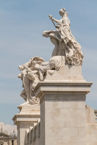 Monumento equestre a Victor Emmanuel II perto de Vittoriano durante o dia — Fotografia de Stock