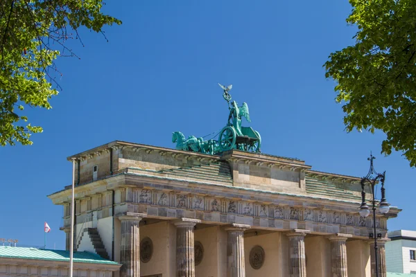 O Brandenburger Tor (Portão de Brandemburgo) é a antiga porta de entrada — Fotografia de Stock