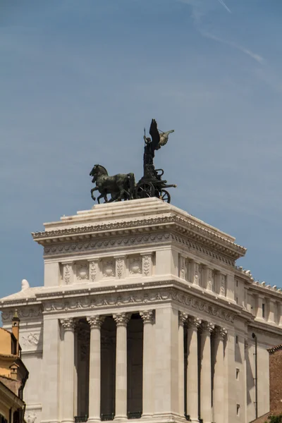 Monumento ecuestre a Víctor Manuel II cerca de Vittoriano durante el día — Foto de Stock
