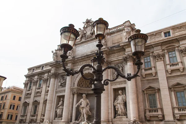 Fountain di Trevi - las fuentes más famosas de Roma en el mundo. Yo... —  Fotos de Stock