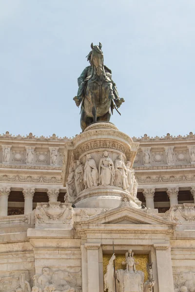 Victor Emmanuel II közelében Vittoriano lovas emlékmű nap — Stock Fotó