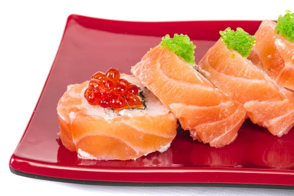 Sushi japonés tradicional comida japonesa.Rollo de salmón, re — Foto de Stock