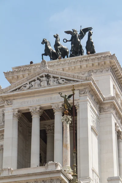 Jezdecký pomník Viktor Emanuel ii poblíž vittoriano v den — Stock fotografie