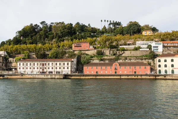 Veduta della città di Porto sulla riva del fiume (quartiere Ribeira ) — Foto Stock