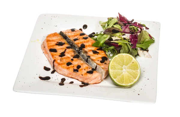 맛 있는 생선 부분: garnished 구운된 노르웨이 연어 등심 — 스톡 사진
