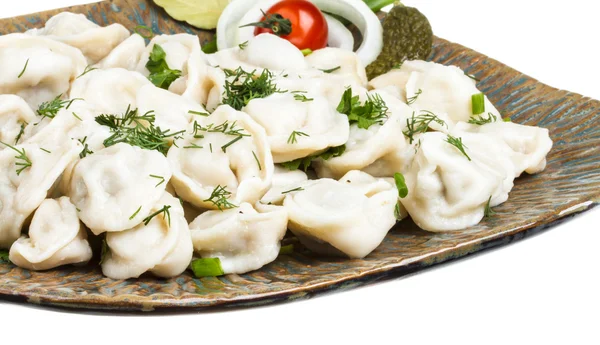 Skål med traditionell rysk maträtt - pelmeni — Stockfoto