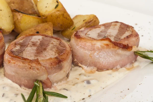 Filete a la parrilla envuelto en tocino, con verduras a la parrilla, puré —  Fotos de Stock