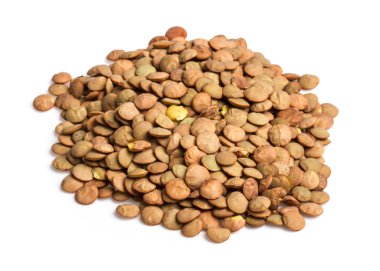 Beyaz arkaplanda izole edilmiş mercimek