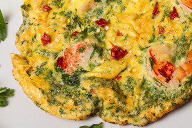 taze pişmiş yumurta karides ile